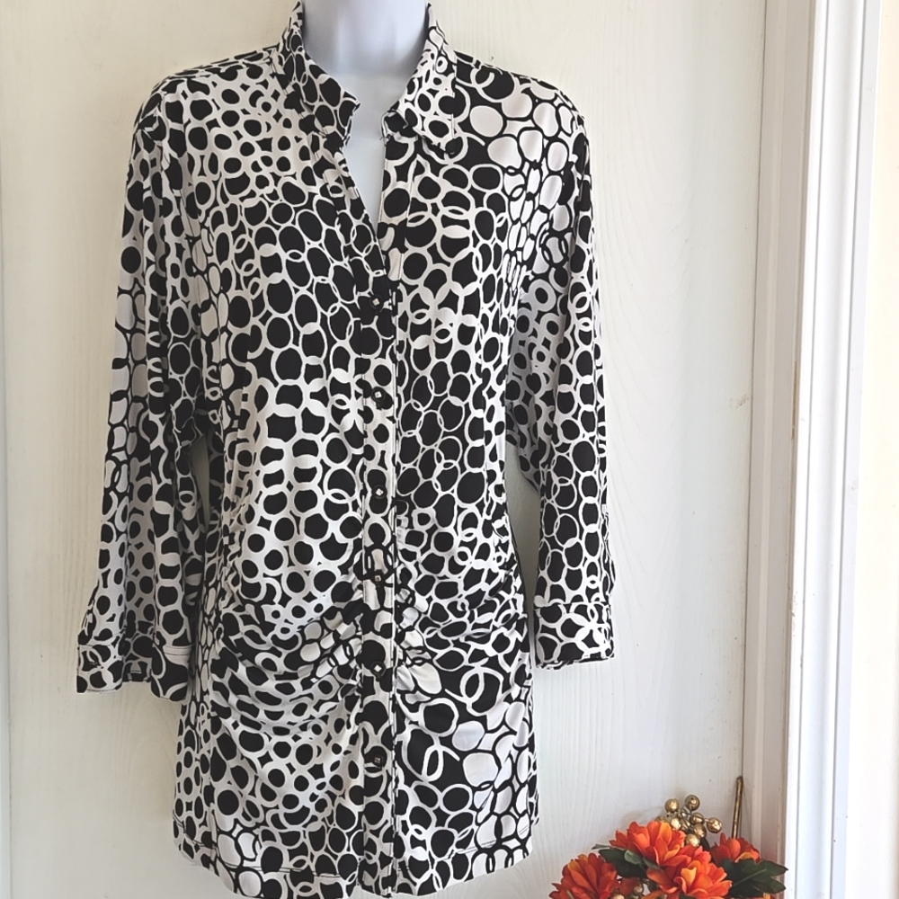 Tanjay | Black White Ruched Abstract Blouse - Picture 2 of 8